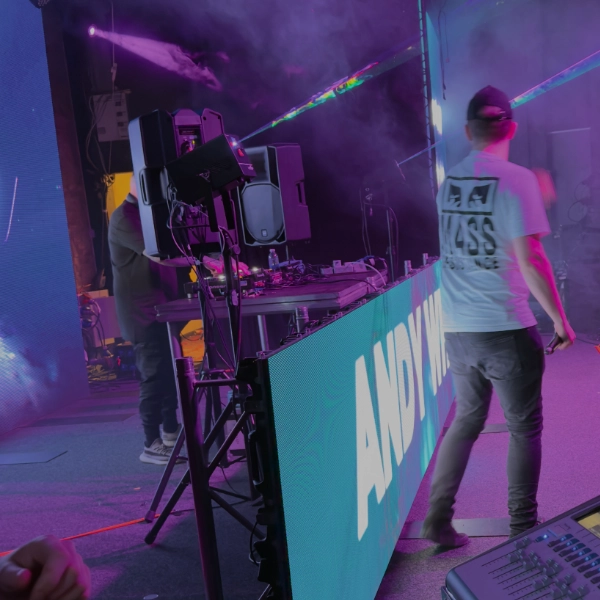 Jay Nichol producing visuals for Andy Whitby